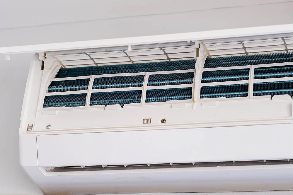 Ar condicionado durante a manutenção interna. Conceito de serviço de limpeza, lavagem e condicionamento